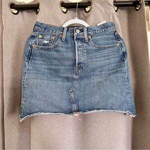Levi’s high rise denim skirt *28*
